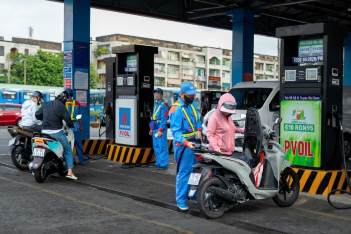 Gi&aacute; xăng dầu tối 16/10: E10 RON 95 v&agrave; RON 92 &lsquo;rơi tự do&rsquo; về gần đ&aacute;y, dầu diesel giảm liền 3 kỳ, gi&aacute; đầy b&igrave;nh xe ga 125cc ảnh 1