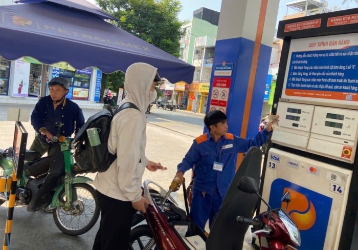 Gi&aacute; xăng dầu trưa nay 17/10: Dầu diesel lại giảm, E10 RON 95 v&agrave; E5 RON 92 cũng c&ugrave;ng về mức rẻ, gi&aacute; đầy b&igrave;nh &ocirc; t&ocirc; Mazda ảnh 1