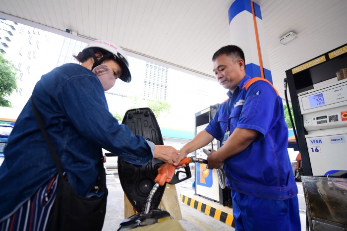 Gi&aacute; xăng dầu chiều 20/10: Dầu giảm v&egrave;o v&egrave;o, E10 RON 95 v&agrave; E5 RON 92 c&ograve;n c&aacute;ch đ&aacute;y 7.000 đồng, gi&aacute; đầy b&igrave;nh c&aacute;c mẫu xe số ảnh 1