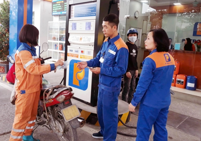 Gi&aacute; xăng dầu chiều 22/10: E5 RON 92 v&agrave; E10 RON 95 li&ecirc;n tục giảm mạnh, c&ograve;n c&aacute;ch đ&aacute;y bao nhi&ecirc;u? Gi&aacute; đầy b&igrave;nh &ocirc; t&ocirc; Mazda ảnh 1