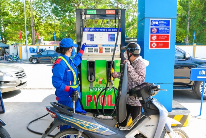 Gi&aacute; xăng dầu h&ocirc;m nay 23/10: Xăng E5 RON 92 v&agrave; E10 RON 95 giảm 2 kỳ li&ecirc;n tiếp, đ&atilde; về v&ugrave;ng rẻ, gi&aacute; lăn b&aacute;nh VinFast VF 9 ảnh 1