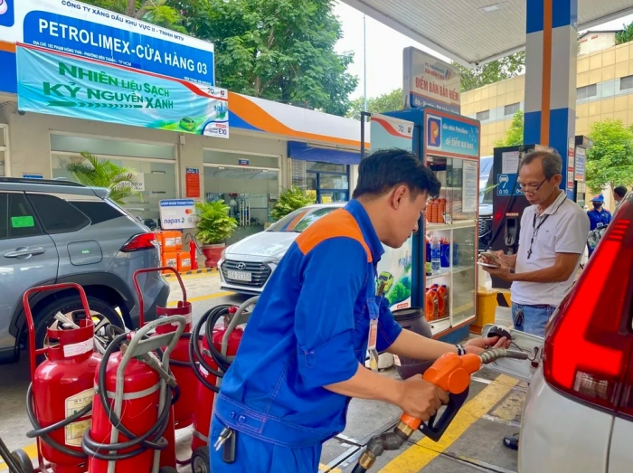 Gi&aacute; xăng dầu h&ocirc;m nay 26/10: Dầu c&ograve;n c&aacute;ch đ&aacute;y 8.000 đồng, E10 RON 95 v&agrave; E5 RON 92 giảm rất rẻ, gi&aacute; đầy b&igrave;nh &ocirc; t&ocirc; Honda ảnh 1