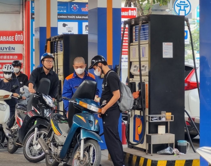 Gi&aacute; xăng dầu tối 21/10: E5 RON 92 v&agrave; E10 RON 95 giảm mạnh, dầu diesel c&aacute;ch đ&aacute;y hơn 7.900 đồng, gi&aacute; đầy b&igrave;nh xe ga 125cc ảnh 1