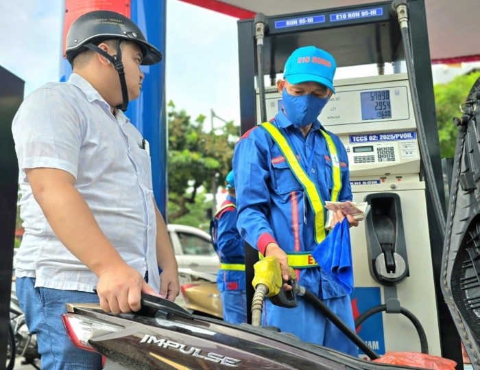 Gi&aacute; xăng dầu tối nay 22/10: Xăng E10 RON 95 v&agrave; E5 RON 92 tiếp tục giảm mạnh, đ&atilde; rất gần đ&aacute;y, gi&aacute; đầy b&igrave;nh c&aacute;c mẫu xe số ảnh 1