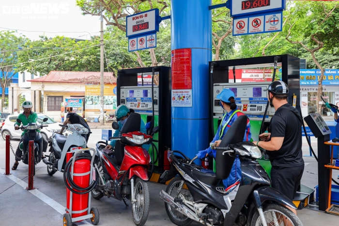 Gi&aacute; xăng dầu tối nay 23/10: Dầu diesel vẫn rẻ, E10 RON 95 v&agrave; E5 RON 92 tiếp tục giảm mạnh, gi&aacute; đầy b&igrave;nh xe c&ocirc;n tay 150cc ảnh 1