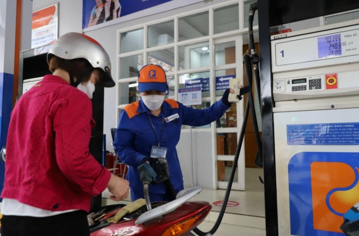 Gi&aacute; xăng dầu tối nay 26/10: E5 RON 92 v&agrave; E10 RON 95 giảm về lại mức rẻ, dầu đ&atilde; gần s&aacute;t đ&aacute;y, gi&aacute; lăn b&aacute;nh VinFast VF 6 ảnh 1