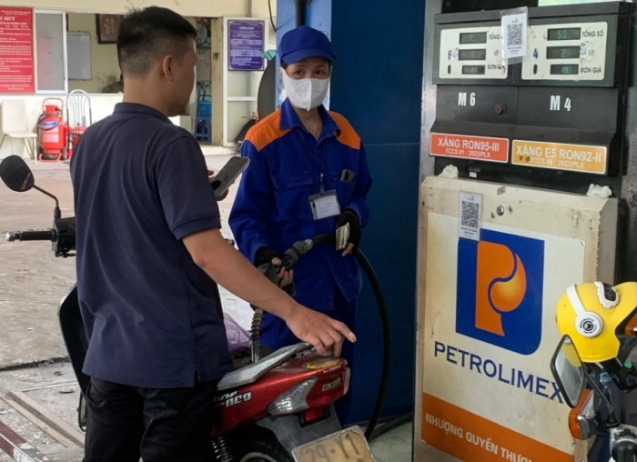 Gi&aacute; xăng dầu trưa nay 21/10: Dầu lại giảm s&acirc;u, E5 RON 92 v&agrave; E10 RON 95 đ&atilde; tiếp cận đ&aacute;y, gi&aacute; đầy b&igrave;nh xe c&ocirc;n tay 150cc ảnh 1