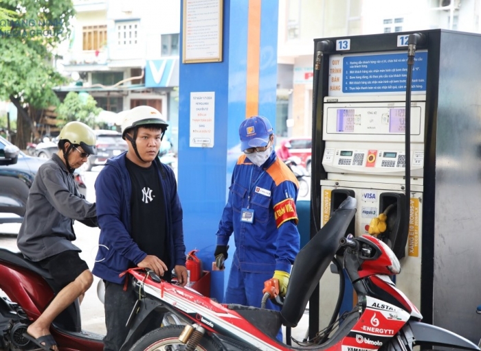 Gi&aacute; xăng dầu trưa nay 26/10: E10 RON 95 đ&atilde; về gần đ&aacute;y, E5 RON 92 giảm rẻ hơn đỉnh 4.749 đồng, gi&aacute; đầy b&igrave;nh xe ga 125cc ảnh 1