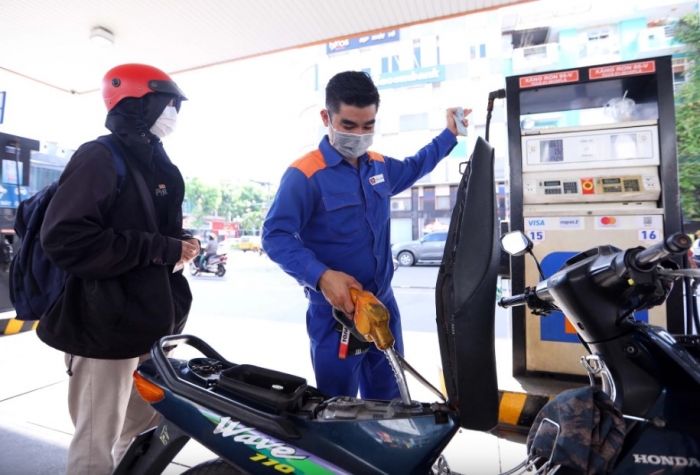 Gi&aacute; xăng dầu h&ocirc;m nay 31/10: E10 RON 95 vẫn trong v&ugrave;ng gi&aacute; thấp, rẻ hơn cả E5 RON 92, gi&aacute; đầy b&igrave;nh xe c&ocirc;n tay 150-155cc ảnh 1