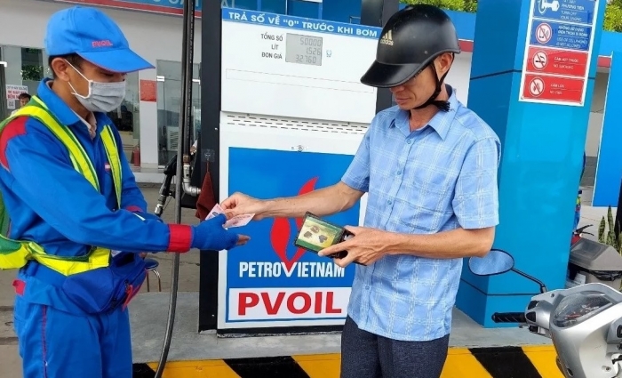 Gi&aacute; xăng dầu tối 27/10: Dầu diesel &lsquo;rẻ như b&egrave;o&rsquo;, xăng E5 RON 92 v&agrave; E10 RON 95 giảm v&egrave;o v&egrave;o, gi&aacute; đầy b&igrave;nh xe ga 150-160cc ảnh 1