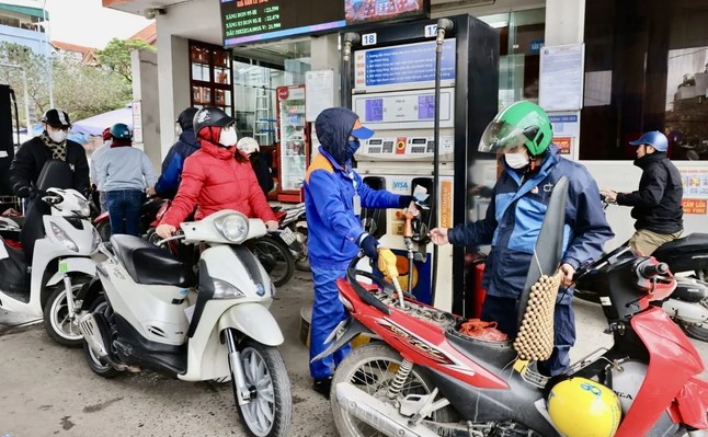 Gi&aacute; xăng dầu chiều nay 31/10: Xăng E5 RON 92 neo ở mức rẻ, E10 RON 95 c&ograve;n gần đ&aacute;y hơn, gi&aacute; đầy b&igrave;nh c&aacute;c mẫu xe ga 125cc ảnh 1