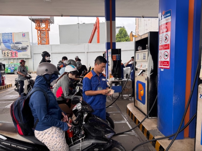 Gi&aacute; xăng dầu h&ocirc;m nay 30/10: E10 RON 95 về c&aacute;ch đ&aacute;y 5.800 đồng, RON 92 rẻ hơn đỉnh 4.000 đồng, gi&aacute; đầy b&igrave;nh xe ga 110cc ảnh 1