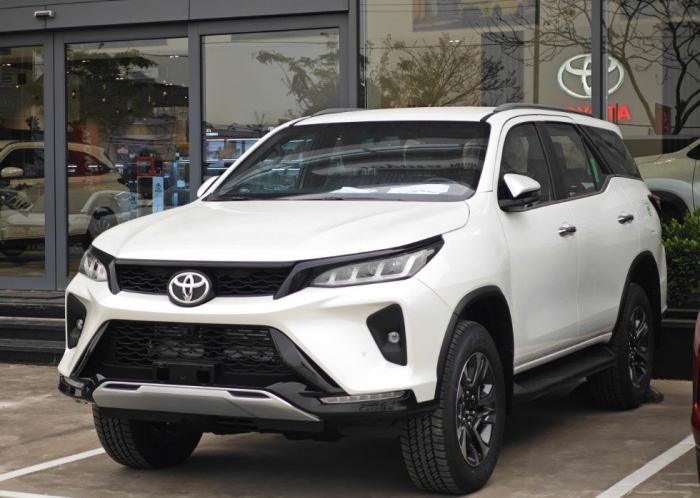 Gi&aacute; lăn b&aacute;nh Toyota Fortuner cuối th&aacute;ng 2/2026 giảm cực sốc, quyết &lsquo;chơi tất tay&rsquo; với Ford Everest ảnh 1