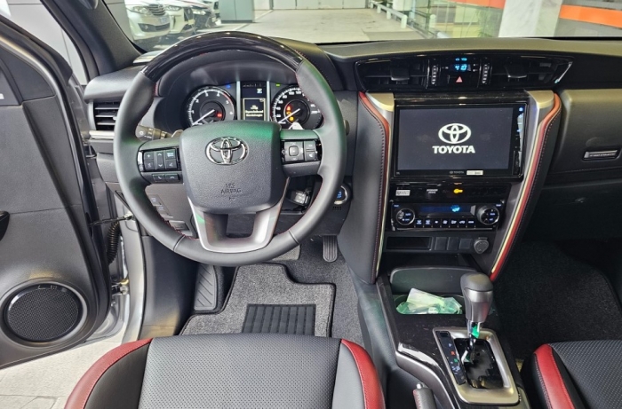 Gi&aacute; lăn b&aacute;nh Toyota Fortuner cuối th&aacute;ng 2/2026 giảm cực sốc, quyết &lsquo;chơi tất tay&rsquo; với Ford Everest ảnh 5