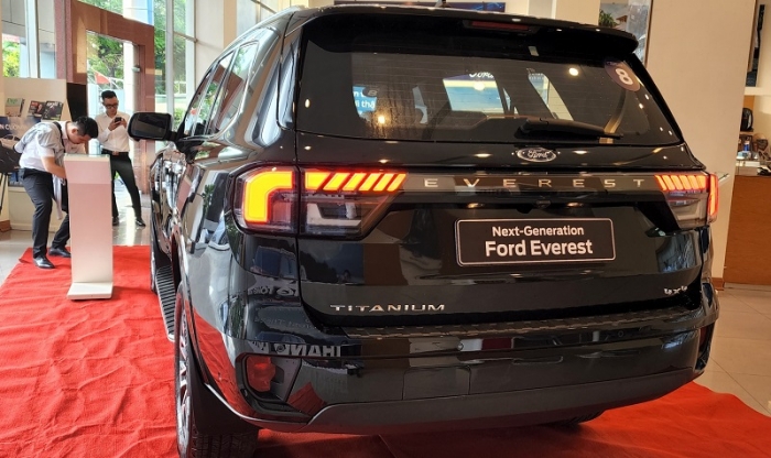 Gi&aacute; xe Ford Everest lăn b&aacute;nh cập nhật đầu th&aacute;ng 3/2026 rẻ &aacute;t v&iacute;a Hyundai Santa Fe v&agrave; Toyota Fortuner ảnh 6