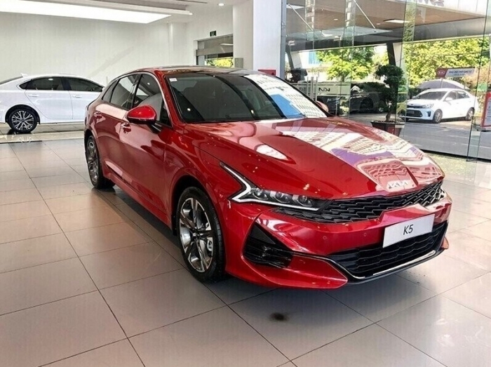 Kia K5 nhận ưu đ&atilde;i khủng gi&uacute;p gi&aacute; lăn b&aacute;nh giảm s&acirc;u cuối th&aacute;ng 1/2026, quyết &lsquo;triệt hạ&rsquo; Toyota Camry ảnh 1