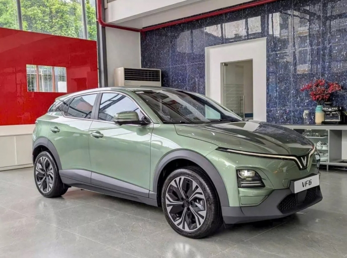 Gi&aacute; VinFast VF 6 lăn b&aacute;nh đầu th&aacute;ng 4/2026: Đ&atilde; rẻ c&ograve;n sạc miễn ph&iacute;, l&agrave; giải ph&aacute;p khi xăng dầu đắt ảnh 1