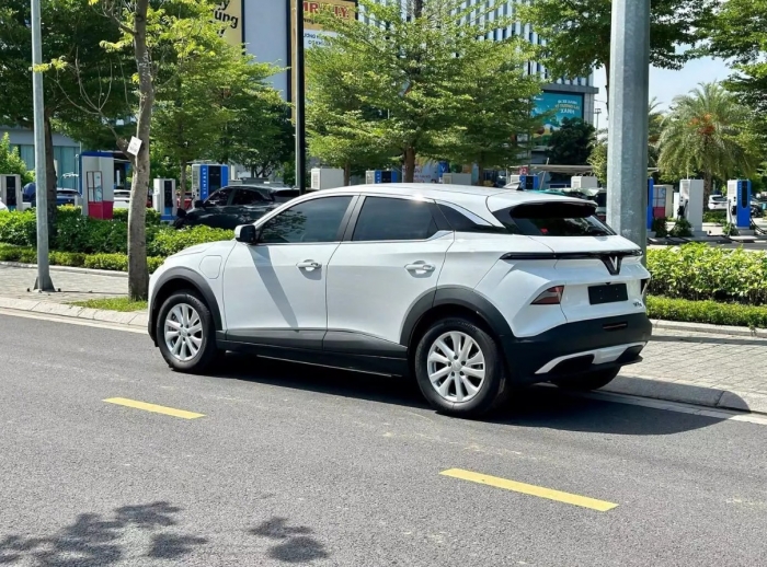 Gi&aacute; VinFast VF 6 lăn b&aacute;nh đầu th&aacute;ng 4/2026: Đ&atilde; rẻ c&ograve;n sạc miễn ph&iacute;, l&agrave; giải ph&aacute;p khi xăng dầu đắt ảnh 2