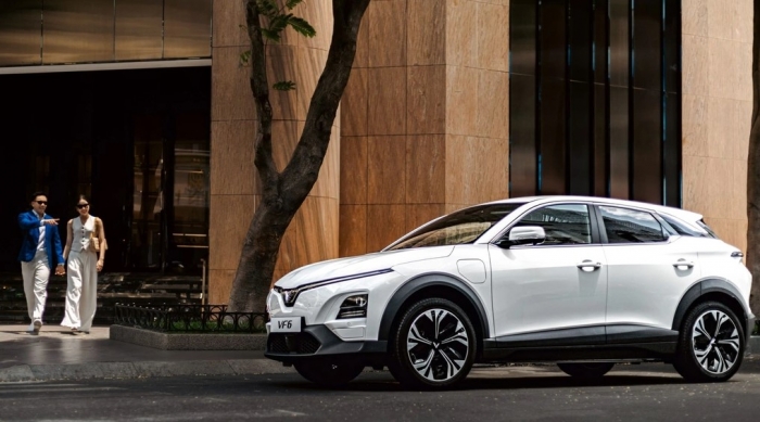 Gi&aacute; VinFast VF 6 lăn b&aacute;nh đầu th&aacute;ng 4/2026: Đ&atilde; rẻ c&ograve;n sạc miễn ph&iacute;, l&agrave; giải ph&aacute;p khi xăng dầu đắt ảnh 3