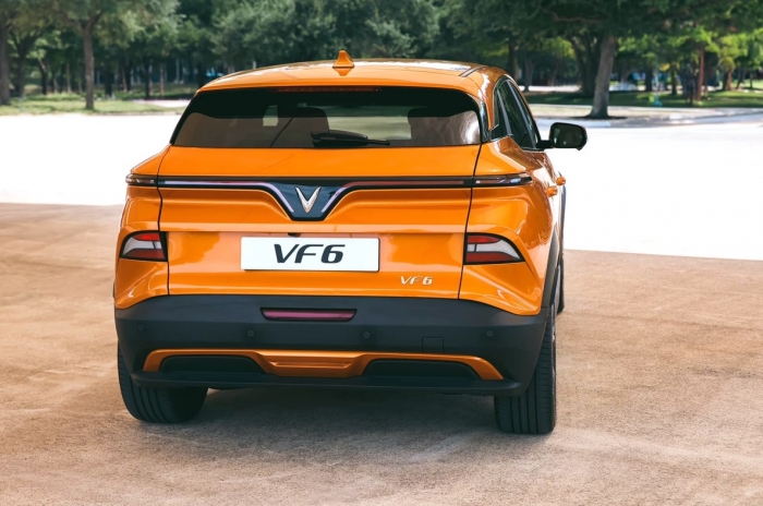 Gi&aacute; VinFast VF 6 lăn b&aacute;nh đầu th&aacute;ng 4/2026: Đ&atilde; rẻ c&ograve;n sạc miễn ph&iacute;, l&agrave; giải ph&aacute;p khi xăng dầu đắt ảnh 5