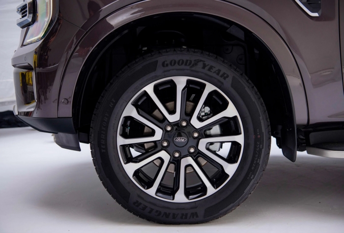 Gi&aacute; xe Ford Everest lăn b&aacute;nh đầu th&aacute;ng 4/2026 cực rẻ, &lsquo;đ&egrave; đầu&rsquo; Hyundai Santa Fe v&agrave; Toyota Fortuner ảnh 4