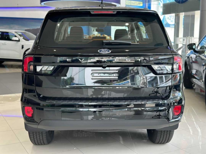 Gi&aacute; xe Ford Everest lăn b&aacute;nh đầu th&aacute;ng 4/2026 cực rẻ, &lsquo;đ&egrave; đầu&rsquo; Hyundai Santa Fe v&agrave; Toyota Fortuner ảnh 6