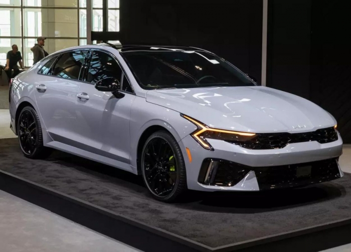 Nhận ưu đ&atilde;i khủng, gi&aacute; lăn b&aacute;nh Kia K5 đầu th&aacute;ng 4/2026 giảm cực sốc, rẻ &lsquo;&aacute;t v&iacute;a&rsquo; Toyota Camry ảnh 1