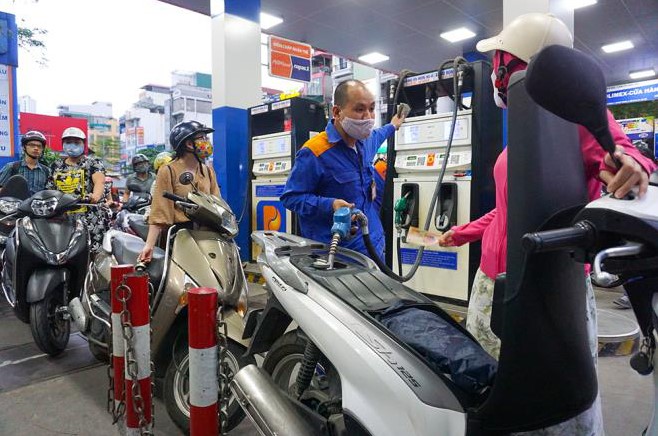 Gi&aacute; xăng dầu chiều 16/4: Dầu diesel, Ron 92 v&agrave; Ron 95 đều rẻ, gi&aacute; lăn b&aacute;nh Kia K3 giảm &aacute;t v&iacute;a Mazda3 ảnh 1