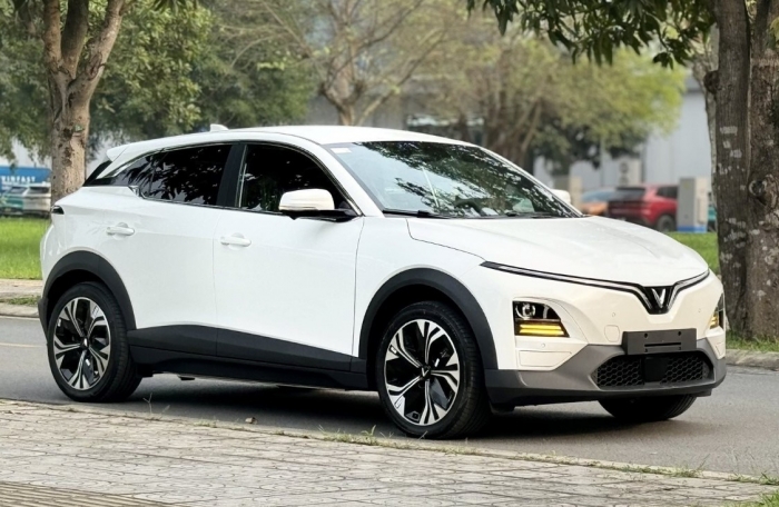 Gi&aacute; VinFast VF 6 lăn b&aacute;nh đầu th&aacute;ng 4/2026: Đ&atilde; rẻ c&ograve;n sạc miễn ph&iacute;, l&agrave; giải ph&aacute;p khi xăng dầu đắt ảnh 1