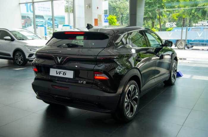 Gi&aacute; VinFast VF 6 lăn b&aacute;nh đầu th&aacute;ng 4/2026: Đ&atilde; rẻ c&ograve;n sạc miễn ph&iacute;, l&agrave; giải ph&aacute;p khi xăng dầu đắt ảnh 5