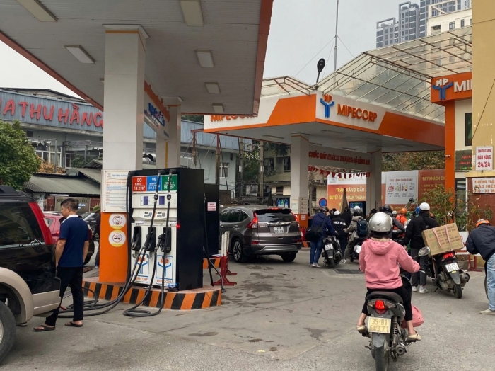 Gi&aacute; xăng dầu tối 18/4: Dầu &lsquo;rớt thảm&rsquo;, RON 92 v&agrave; RON 95 &lsquo;rẻ b&egrave;o&rsquo;, gi&aacute; lăn b&aacute;nh VinFast VF 3 ra sao? ảnh 1