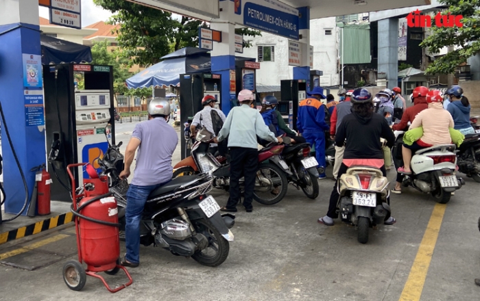 Gi&aacute; xăng dầu mới nhất trưa 20/4: RON 92 v&agrave; RON 95 &lsquo;rẻ như b&ugrave;n&rsquo;, gi&aacute; lăn b&aacute;nh VinFast VF 5 thế n&agrave;o? ảnh 1