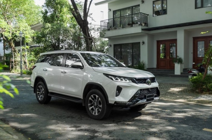 Quyết &lsquo;ăn thua đủ&rsquo; với Ford Everest, Toyota Fortuner hạ gi&aacute; lăn b&aacute;nh &lsquo;rẻ như cho&rsquo; cuối th&aacute;ng 4/2026 ảnh 2