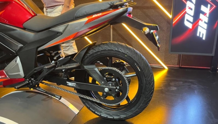 Gi&aacute; xăng dầu chiều 30/4: Xăng RON 95 biến động cực lớn, xe m&aacute;y &lsquo;quốc d&acirc;n&rsquo; mới kh&ocirc;ng cần đổ xăng ra mắt gi&aacute; 24 triệu đồng ảnh 4