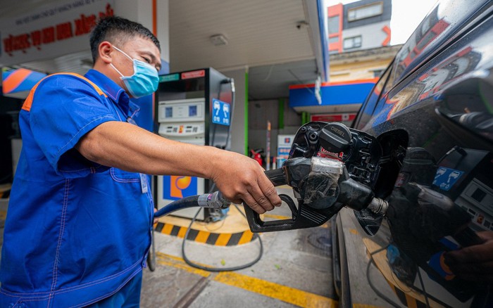 Gi&aacute; xăng dầu h&ocirc;m nay 29/4: Dầu diesel giảm &lsquo;sập s&agrave;n&rsquo;, xăng RON 92 v&agrave; RON 95 &lsquo;rẻ hết nấc&rsquo;, gi&aacute; lăn b&aacute;nh VinFast VF 5 mềm ảnh 1