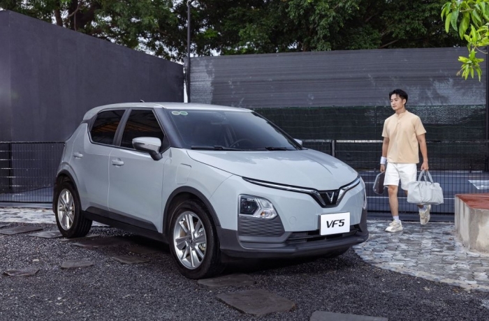 Gi&aacute; xăng dầu h&ocirc;m nay 29/4: Dầu diesel giảm &lsquo;sập s&agrave;n&rsquo;, xăng RON 92 v&agrave; RON 95 &lsquo;rẻ hết nấc&rsquo;, gi&aacute; lăn b&aacute;nh VinFast VF 5 mềm ảnh 2