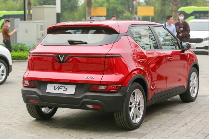 Gi&aacute; xăng dầu h&ocirc;m nay 29/4: Dầu diesel giảm &lsquo;sập s&agrave;n&rsquo;, xăng RON 92 v&agrave; RON 95 &lsquo;rẻ hết nấc&rsquo;, gi&aacute; lăn b&aacute;nh VinFast VF 5 mềm ảnh 4