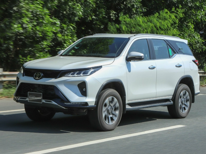 Gi&aacute; xăng dầu h&ocirc;m nay 3/5: Dầu diesel &lsquo;rẻ như b&egrave;o&rsquo;, xăng RON 92 v&agrave; RON 95 &lsquo;b&aacute;n như cho&rsquo;, gi&aacute; lăn b&aacute;nh Toyota Fortuner ảnh 2