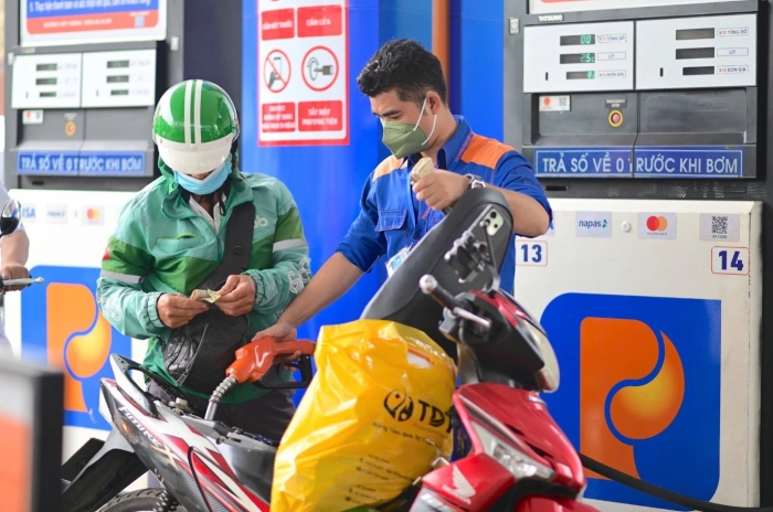 Gi&aacute; xăng dầu h&ocirc;m nay 4/5: Dầu diesel, xăng RON 92 v&agrave; RON 95 đồng loạt &lsquo;rẻ cắt gốc&rsquo;, gi&aacute; lăn b&aacute;nh Hyundai Grand i10 'mềm' ảnh 1