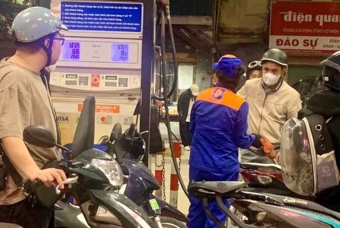 Gi&aacute; xăng dầu s&aacute;ng 2/5: Dầu diesel &lsquo;rẻ như cho&rsquo;, xăng RON 92 v&agrave; RON 95 &lsquo;mềm&rsquo;, bảng gi&aacute; &lsquo;đầy b&igrave;nh&rsquo; xe ga 150cc v&agrave; 160cc ảnh 1