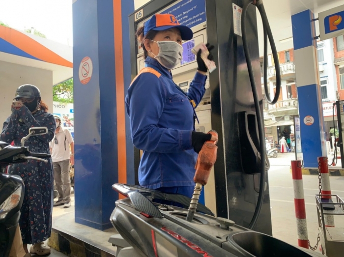 Gi&aacute; xăng dầu chiều nay ng&agrave;y 8/5: Dầu diesel &lsquo;thủng đ&aacute;y&rsquo;, xăng RON 92 v&agrave; RON 95 &lsquo;b&aacute;n như biếu&rsquo;, gi&aacute; đầy b&igrave;nh &ocirc; t&ocirc; Honda ảnh 1