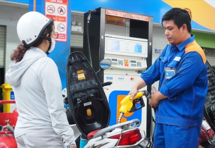 Gi&aacute; xăng dầu h&ocirc;m nay ng&agrave;y 7/5: Dầu diesel &lsquo;rẻ như nước&rsquo;, xăng RON 95 &lsquo;b&aacute;n như biếu&rsquo;, gi&aacute; lăn b&aacute;nh VinFast VF 8 cực hời ảnh 1