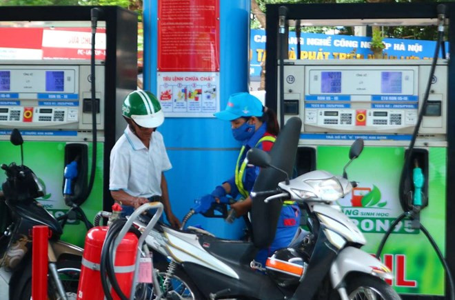 Gi&aacute; xăng dầu trưa nay ng&agrave;y 6/5: dầu diesel 'b&aacute;n như cho', xăng RON 92 v&agrave; RON 95 cực rẻ, gi&aacute; lăn b&aacute;nh VinFast VF 5 'mềm' ảnh 1