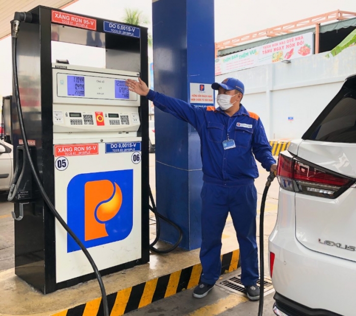 Bảng gi&aacute; xăng dầu trưa nay ng&agrave;y 11/5: Dầu diesel giảm &lsquo;cắm đầu&rsquo;, xăng RON 95 &lsquo;rẻ như nước&rsquo;, gi&aacute; lăn b&aacute;nh VinFast VF 5 ảnh 1