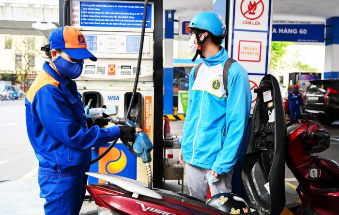 Gi&aacute; xăng dầu chiều nay 15/5: Dầu diesel hạ 17.560 đồng, xăng RON 95 &lsquo;đi đứt&rsquo; 9.770 đồng từ đỉnh, gi&aacute; lăn b&aacute;nh Grand i10 ảnh 1
