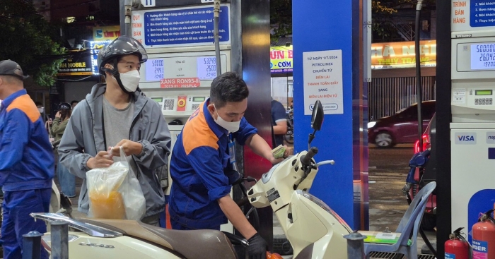 Gi&aacute; xăng dầu h&ocirc;m nay 14/5: Dầu diesel giảm hơn 17.000 đồng/l&iacute;t, xăng RON 95 &lsquo;b&aacute;n như biếu&rsquo;, gi&aacute; Honda CR-V 'lao dốc' ảnh 1