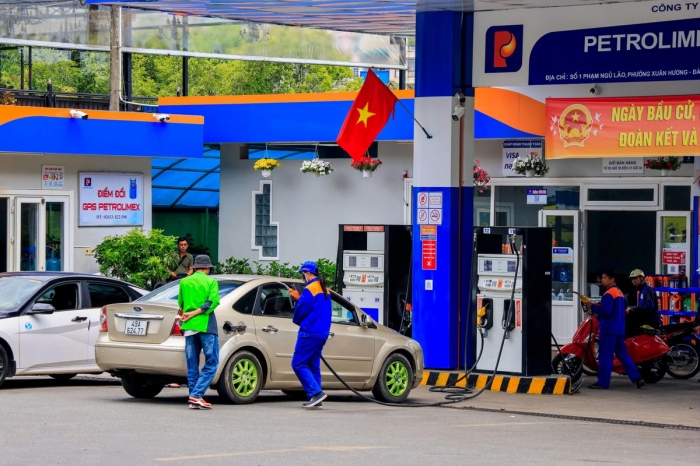 Gi&aacute; xăng dầu h&ocirc;m nay 16/5: Xăng RON 95 xuống gần mốc 20.000 đồng/l&iacute;t, dầu diesel 'b&aacute;n như cho', gi&aacute; đầy b&igrave;nh &ocirc; t&ocirc; Honda ảnh 1