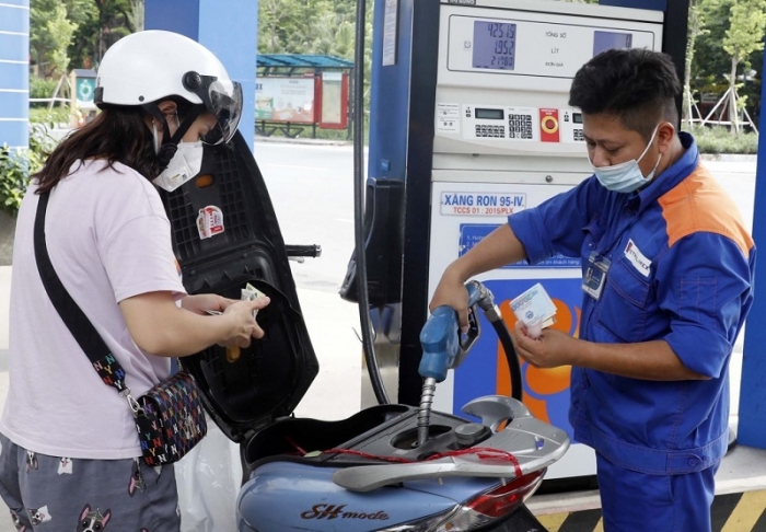 Gi&aacute; xăng dầu h&ocirc;m nay ng&agrave;y 15/5: Xăng RON 95 giảm mạnh gần 10.000 đồng/l&iacute;t từ đỉnh, gi&aacute; đầy b&igrave;nh c&aacute;c mẫu xe ga 125cc ảnh 1