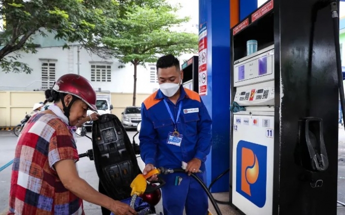 Gi&aacute; xăng RON 95 chiều 16/5 giảm &lsquo;cắm đầu&rsquo;, dầu diesel tụt gần 18.000 đồng/l&iacute;t từ đỉnh, gi&aacute; lăn b&aacute;nh VinFast VF 7 cực mềm ảnh 1