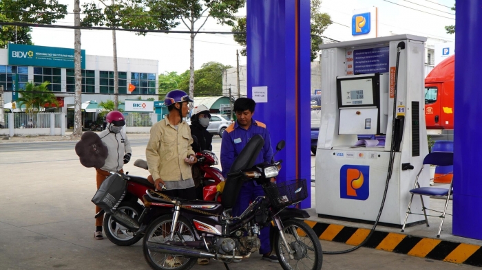 Bảng gi&aacute; xăng dầu trưa nay 20/5: Dầu diesel &lsquo;rơi tự do&rsquo; về gần 25.000 đồng/l&iacute;t, xăng RON 95 cực rẻ, gi&aacute; lăn b&aacute;nh Kia K5 ảnh 1